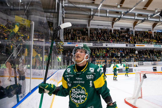 Björklövens Axel Ottosson tackar klacken