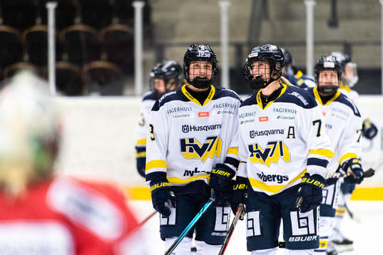 s Jenna Raunio och Thea Johansson jublar