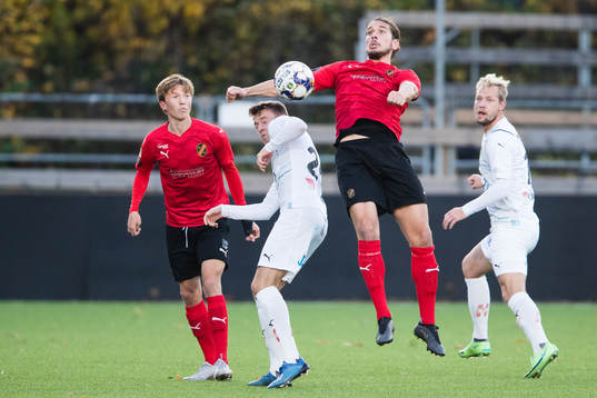 Vasalunds Tom Strannegård och Nikola Vasic i kamp om