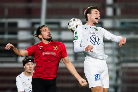 Vasalunds Nikola Vasic i en nickduell med Jönköpings