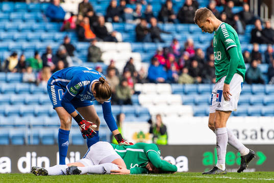 Brages Mattias Liljestrand har ont och ses om av målvakt