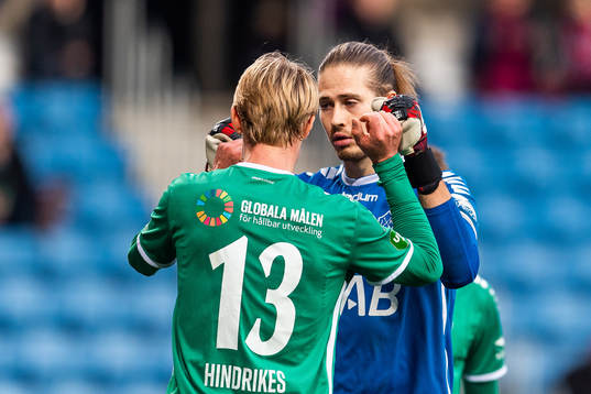 Brages målvakt Adrian Engdahl och Pontus Hindrikes Bergström jublar efter räddning