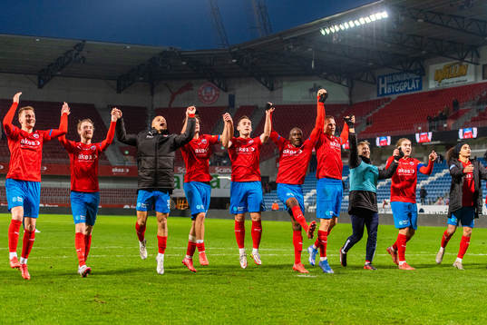 Helsingborgs spelare jublar mot publiken