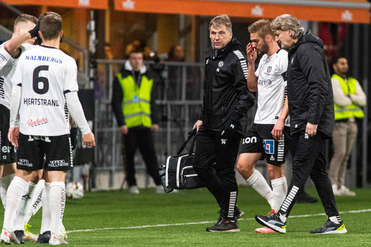 Örebros Johan Mårtensson lämnar plan skadad