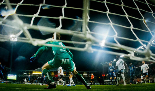 Örebros målvakt Bobby Allain, Nasiru Moro och Jiloan Hamad