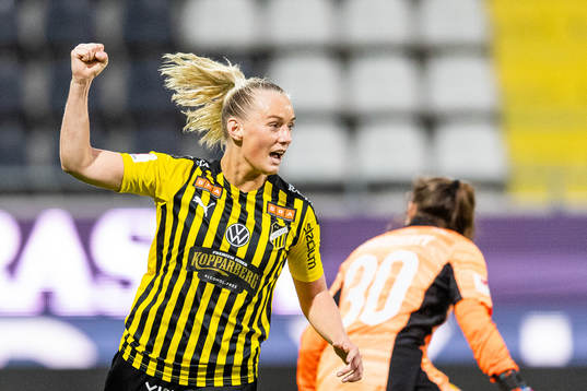 Häckens Stina Blackstenius jublar efter att hon gjort 1-0