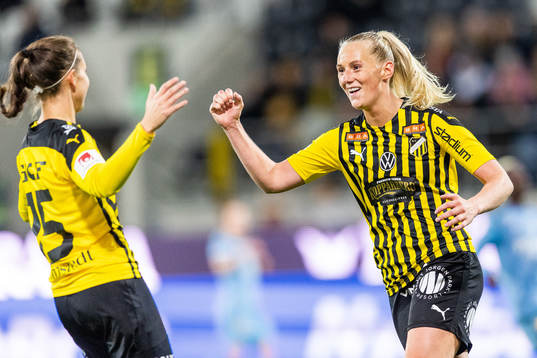 Häckens Stina Blackstenius jublar efter att hon gjort 4-0