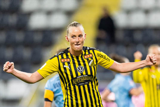 Häckens Stina Blackstenius jublar efter att hon gjort 3-0