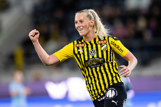 Häckens Stina Blackstenius jublar efter 4-0