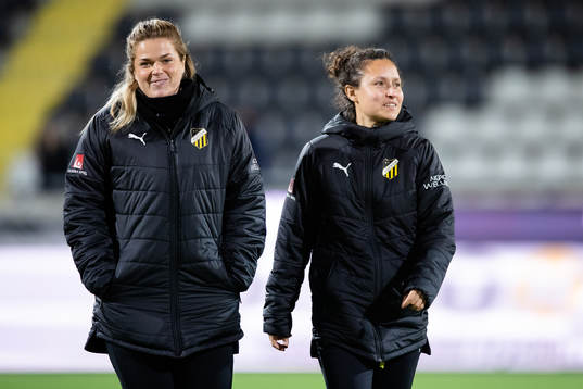 Häckens assisterande tränare Erika Faith och lagledare Catrine Johansson