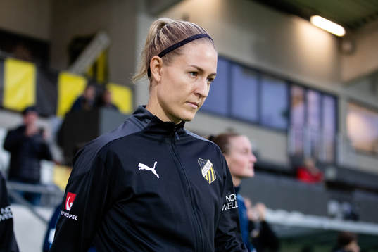 Häckens Emma Kullberg innan fotbollsmatchen i