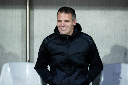 Häckens tränare Robert Vilahamn  innan fotbollsmatchen i