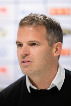 Häckens tränare Robert Vilahamn på presskonferensen