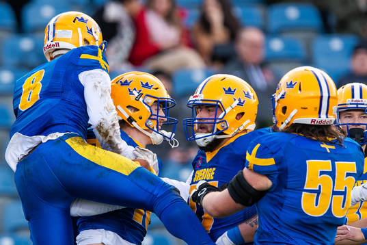 Sveriges Edvin Taborda jublar med Filip Wetterberg efter en touchdown