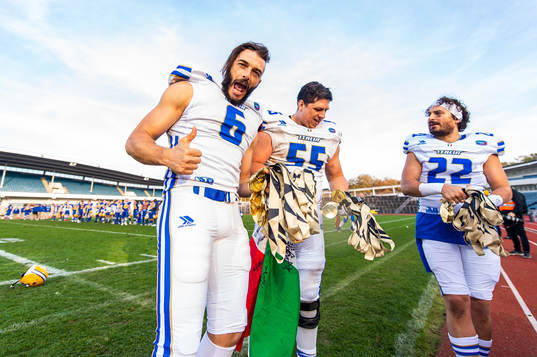 Italiens Tommaso Finadri, Alessandro Vergani och Federico Forlai tar emot guldmedaljerna