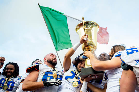 Italiens Marco Colombo, Federico Forlai och Luke Zahradka jublar