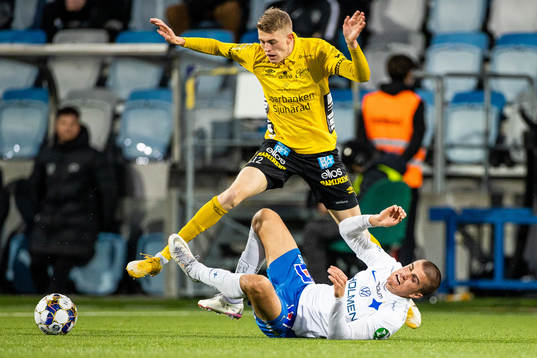 Elfsborgs Alexander Bernhardsson i kamp om bollen med IFK
