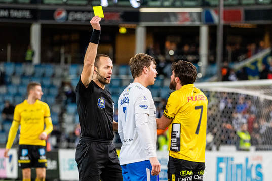 IFK Norrköpings Christoffer Nyman ser domare Kaspar