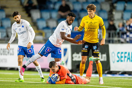Elfsborgs målvakt Hákon Valdimarsson räddar framför IFK