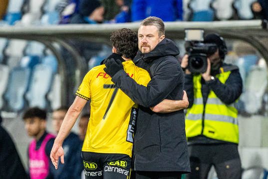 Elfsborgs Frederik Holst kramas om av manager Jimmy Thelin