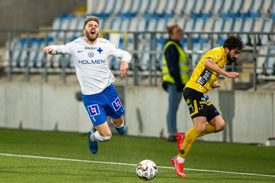 IFK Norrköpings Christoffer Nyman faller och Elfsborgs