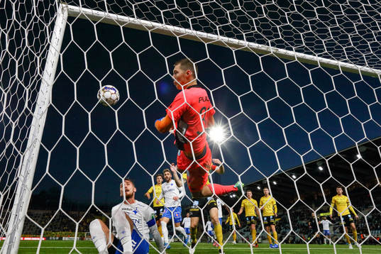 IFK Norrköpings Linus Wahlqvist gör mål 2-2 förbi