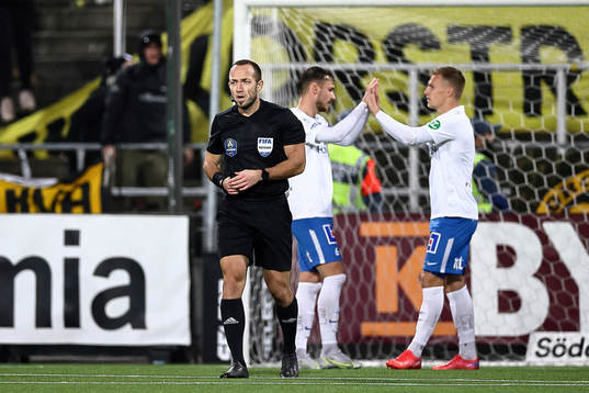 Domare Kaspar Sjöberg medan Linus Wahlqvist och Marco Lund