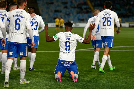 IFK Norrköpings Samuel Adegbenro jublar