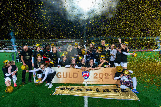 Rosengårds spelare jublar och firar SM-guldet
