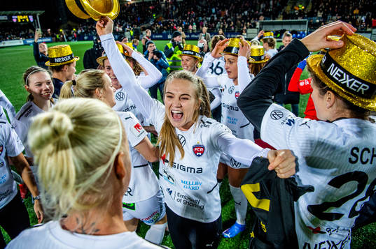 Rosengårds Fiona Brown jublar och firar SM-guldet