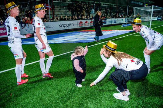 Rosengårds spelare jublar och firar SM-guldet