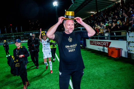 Rosengårds assisterande tränare Patrick Winqvist  jublar och firar SM-guldet