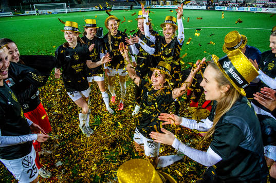 Rosengårds spelare jublar och firar SM-guldet