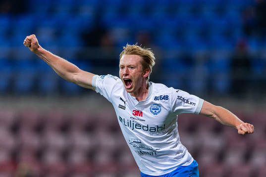 Värnamos Francis de Vries jublar efter att han gjort 0-1