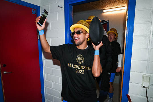 Värnamos Erick Brendon jublar i omklädningsrummet
