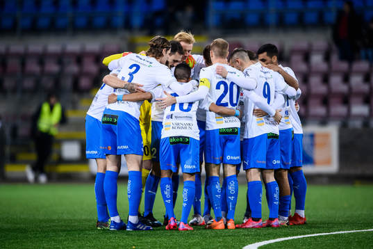 Värnamos spelare samlas i en ring