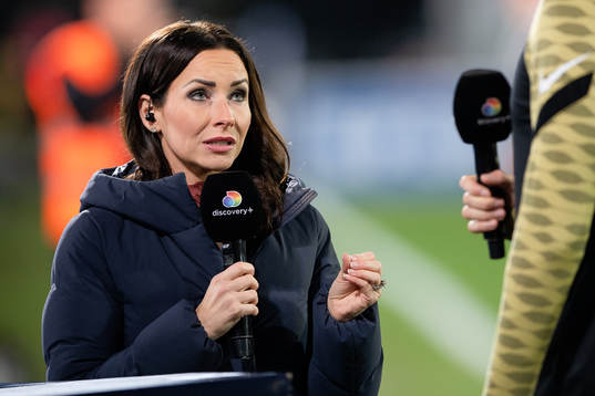 s programledare Camilla Enström inför fotbollsmatchen i Allsvenskan mellan Halmstad och AIK den 1 november 2021 i Halmstad. 