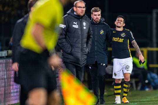 s Nicolas Stefanelli har ont när han lämnar plan under fotbollsmatchen i Allsvenskan mellan Halmstad och AIK den 1 november 2021 i Halmstad. 