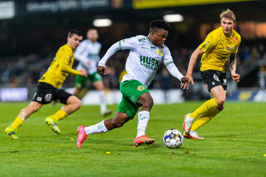 Hammarbys Akinkunmi Amoo och Mjällbys Magnus Wørts