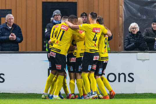 Mjällbys Carlos Moros Gracia jublar med lagkamrater