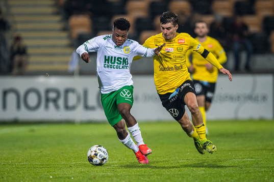Hammarbys Akinkunmi Amoo  och Mjällbys Jesper Gustavsson