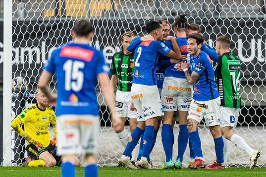 Norrbys Dijan Vukojevic jublar med lagkamrater