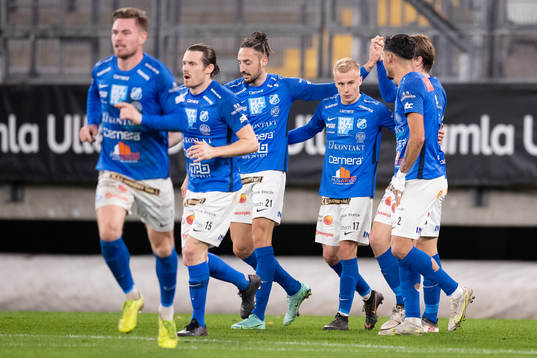 Norrbys Dijan Vukojevic jublar med lagkamrater