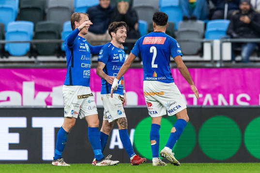 Norrbys Luis Argudo (m) jublar med lagkamrater efter att han gjort 0-4