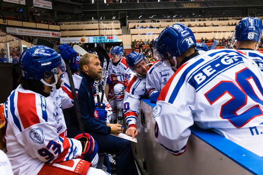 Oskarshamns assisterande tränare Mathias Tjärnqvist ger