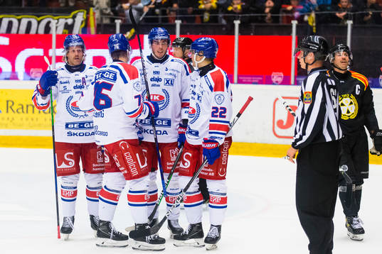 Oskarshamns Joakim Thelin (m) gör 2-4 och gratuleras av