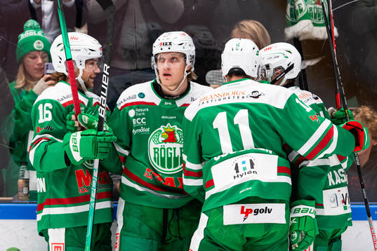Rögles Tony Sund (m) jublar med lagkamrater