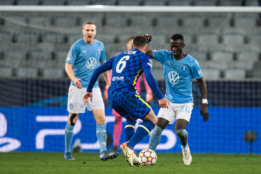 Bonke Innocent of Malmö FF and Thiago Silva of Chelsea