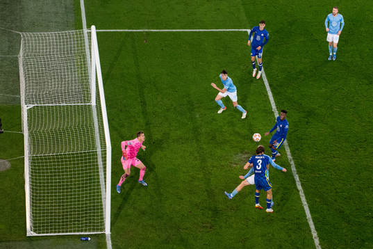 Marcos Alonso, Callum Hudson Odoi and Kai Havertz of Chelsea against goalkeeper Johan Dahlin, Anel Ahmedhodzic and Lasse Nielsen of Malmö FF