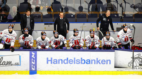 Örebros bås med tränare Niklas Eriksson